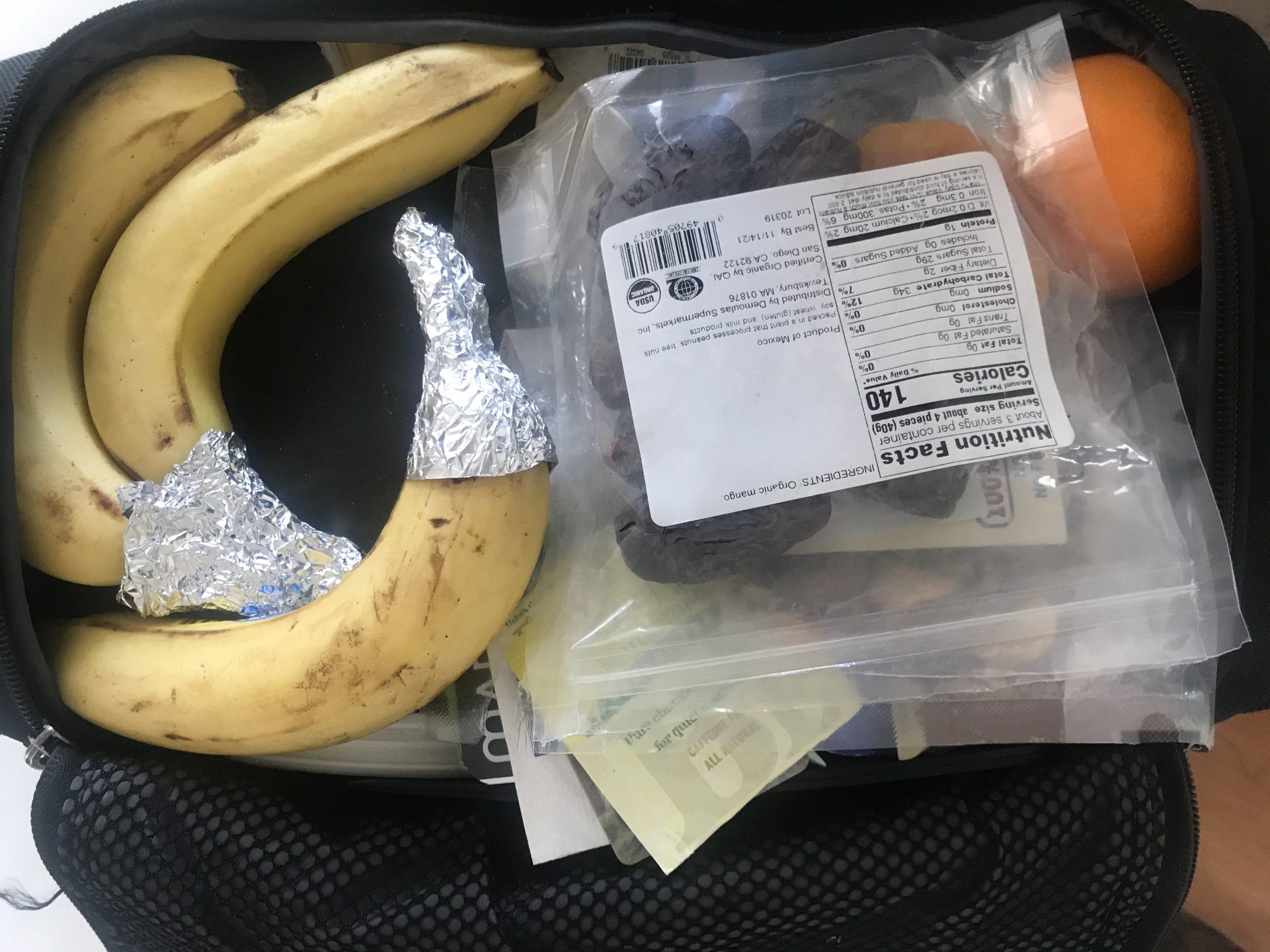 lunchbox, whats in your lunchbox?, bananas, dates, healthy eating, eating healthy on the go, things to eat while traveling, staying healthy while traveling, traveling with dietary restrictions, what flight attendants eat, what's ina flight attendant's lunchbox?, fruit, tea