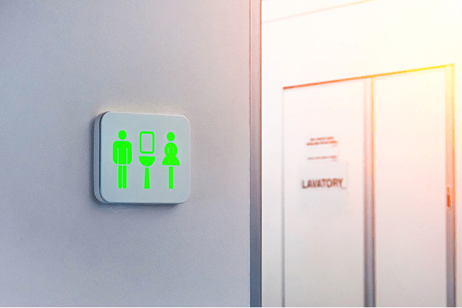 vacant sign, unoccupied, airplane cabin, airplane lavatory, airplane bathroom, how to know if the airplane bathroom is occupied, travel tips, tips from a flight attendant, flight attendant tips, flight attendant life, secrets of the airplane bathroom, mile high club